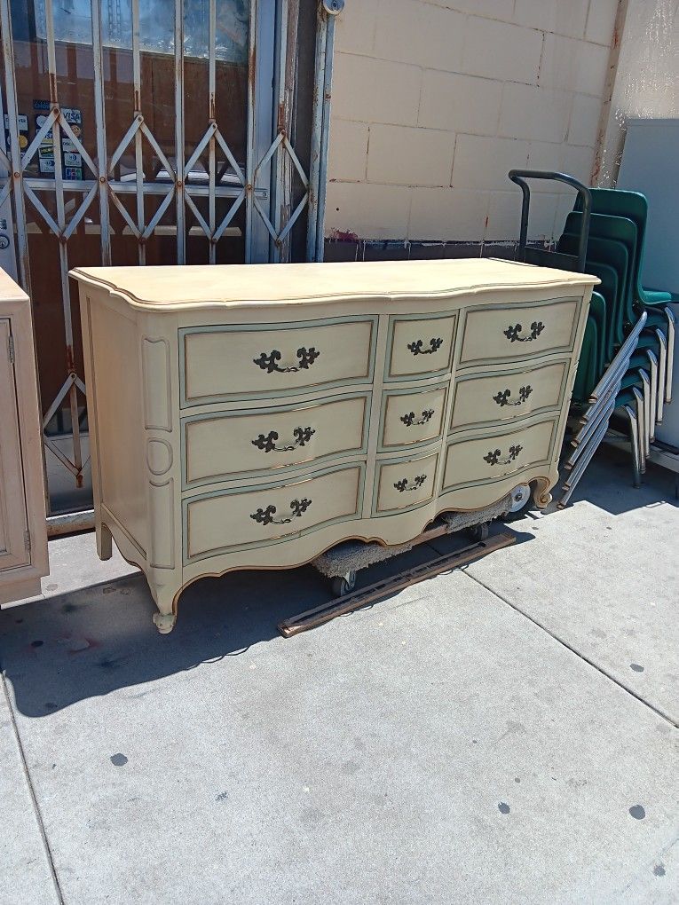 Drexel 9-drawer French Provincial Dresser W/ Mirror