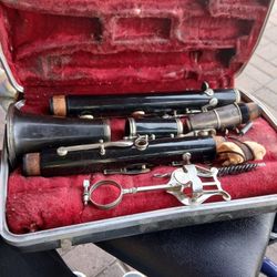 Vintage BUNDY resonite Clarinet With LYRE and Original red velvet case