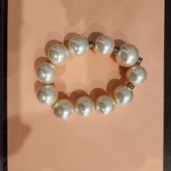 Elegant White Faux Pearl Stretch Bracelet, good condotion