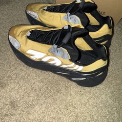 Adidas Yeezy 700 MNVN