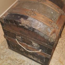 Old Vintage trunk Camelback VICTORIAN 1800'S ROUND