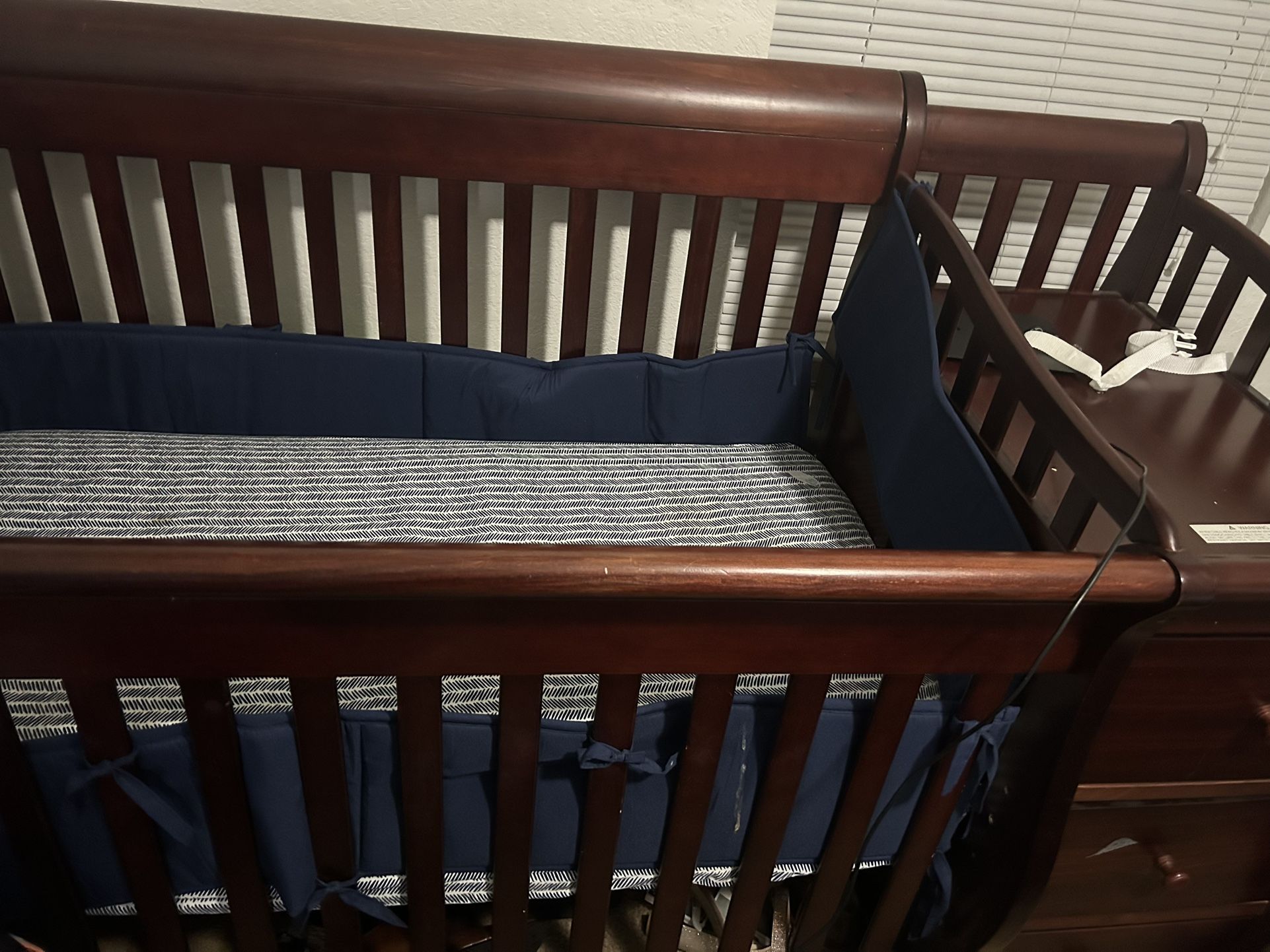 Baby Crib With Changing Table And 3 Drawers