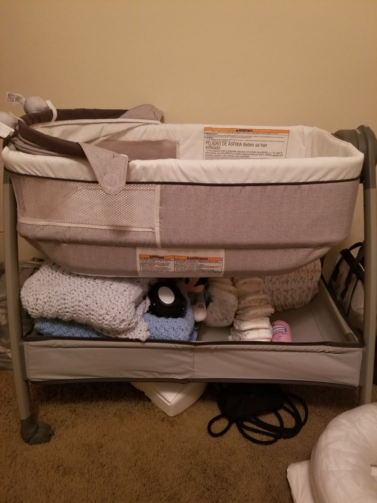 Graco bassinet/changing table