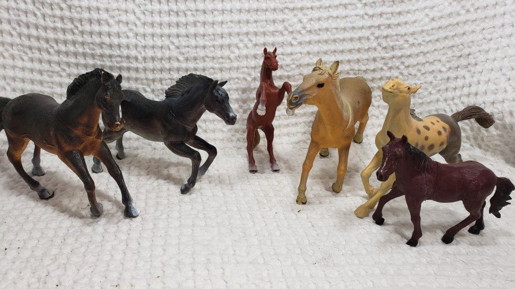 Medium size Assorted plastic Horses . Good condition and smoke free home. 