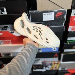 Adidas Yeezy Sand Foam Runner size 9 VNDS