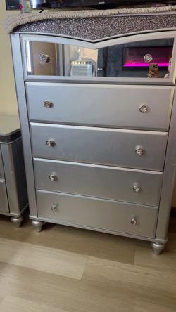 I sell everything together not separately, I paid a high price for everything and I'm selling it at 1,900