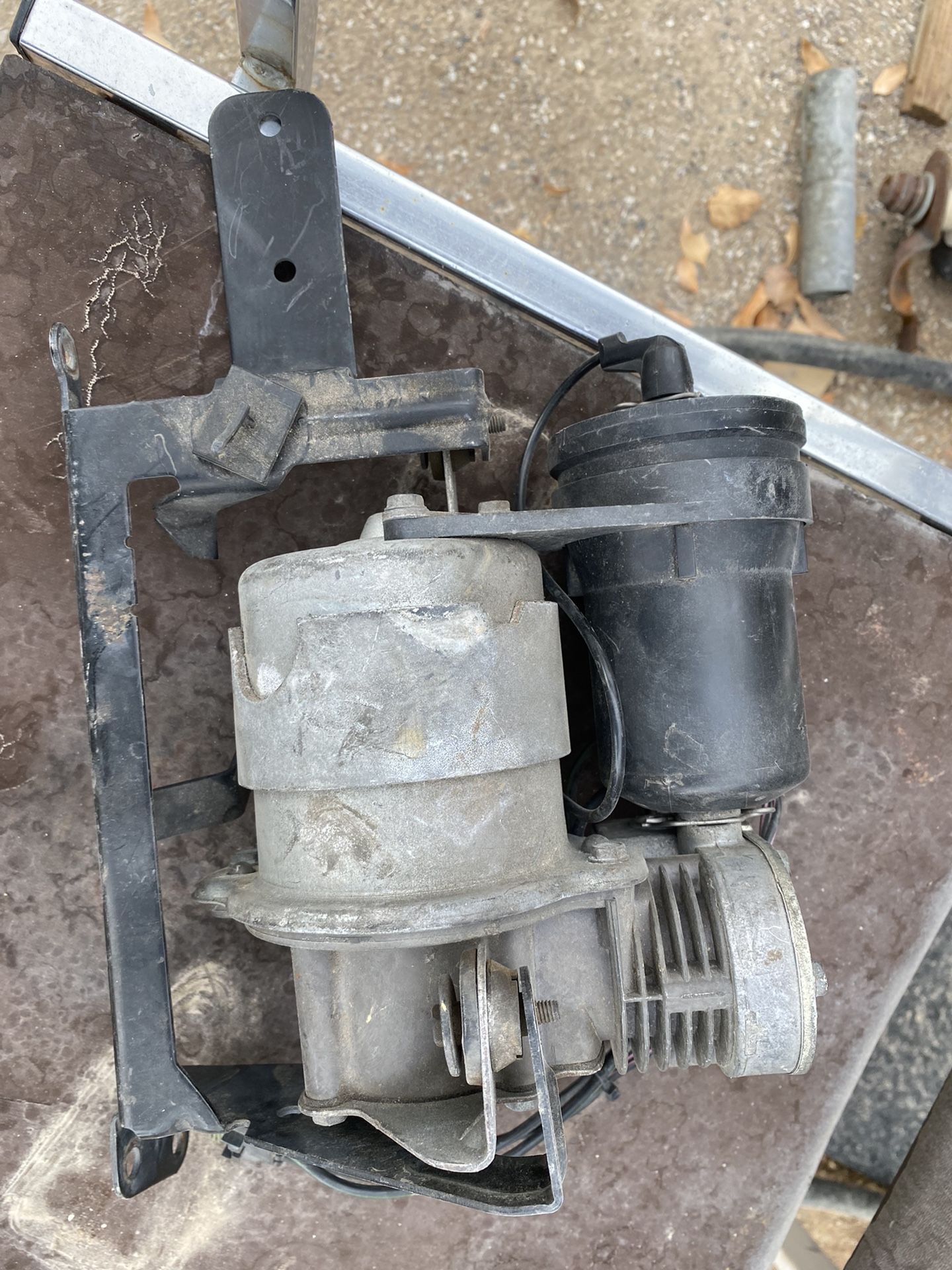 Load Leveler Air Compressor W/ 4 Electric Connection Ok Read Ad ! Works Makes air !