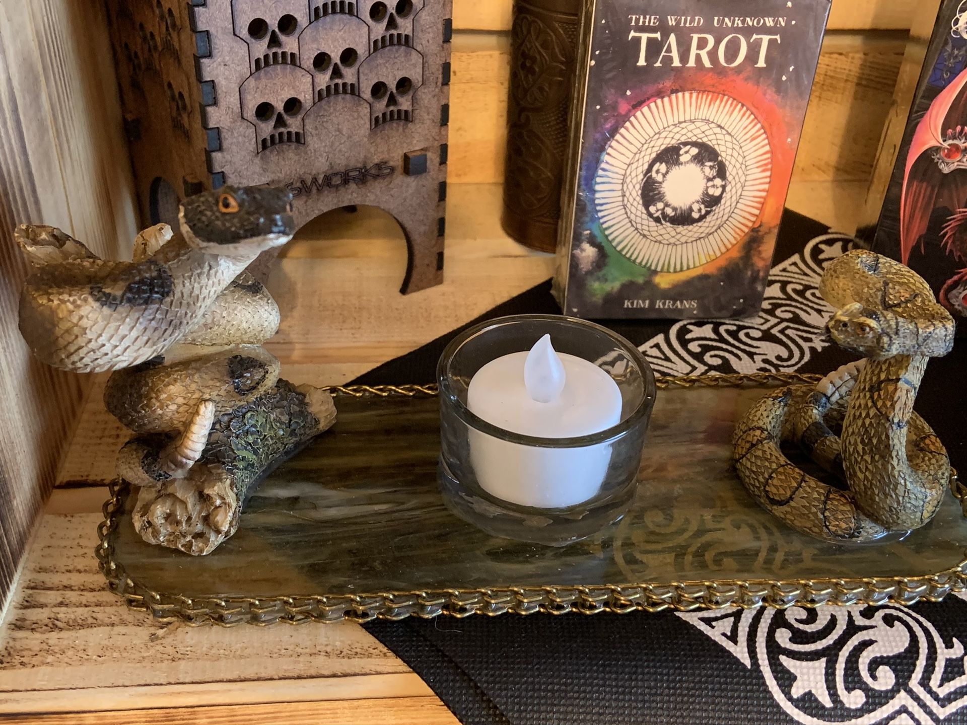 Tea light candle holder w/rattle snakes