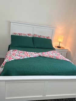 Queen size bed, big vanity table, side table