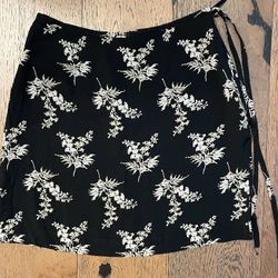 Banana Republic Black Floral Rayon Mini Short Skirt  14w by 18L size 8