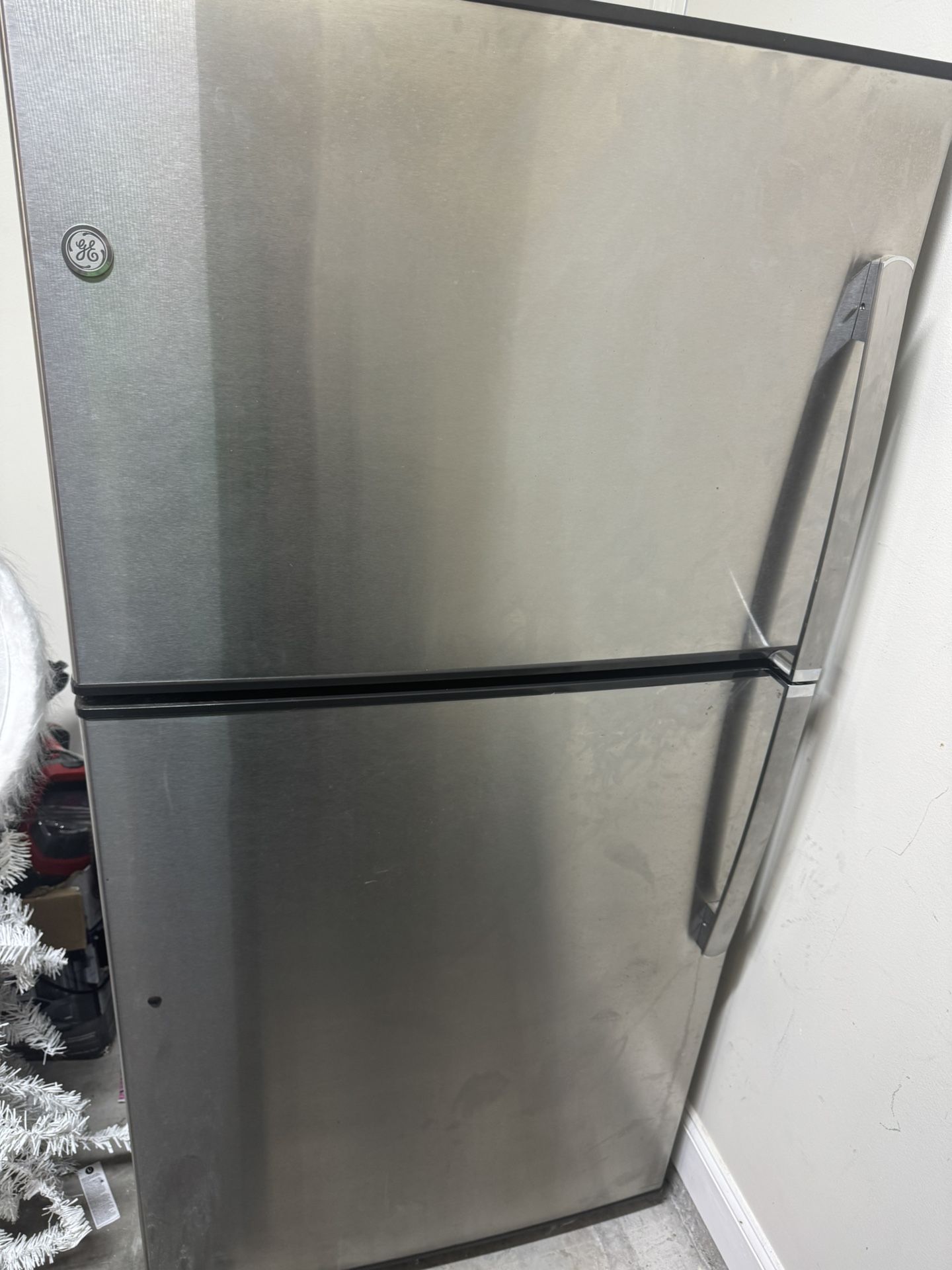 Like New Refrigerator stainless steel