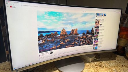 Samsung 34" Thunderbolt™ 3 Curved Monitor with 21:9 Wide Screen