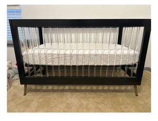 Modern Baby Crib with Acrylic Spindles