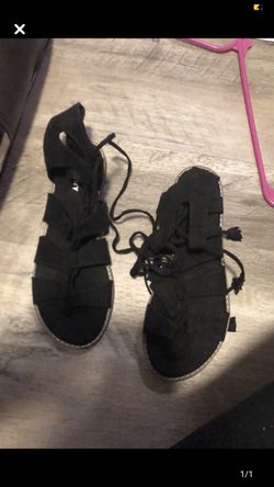 Sz 6 woman sandals old navy