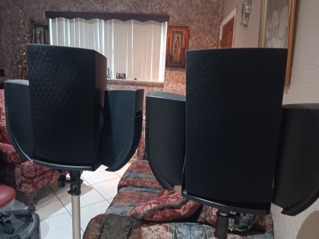 DEFINITIVE TECHNOLOGY 2 SPEAKERS PRO CINEMA MONITOR MODEL ME0031-0038 WITH STANDS....WITH 4 BOSE SPEAKERS