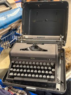 Vintage royal portable quiet de luxe typewriter with case need gone