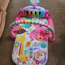 

Fisher-Price Deluxe Kick 'n Play Piano Gym 