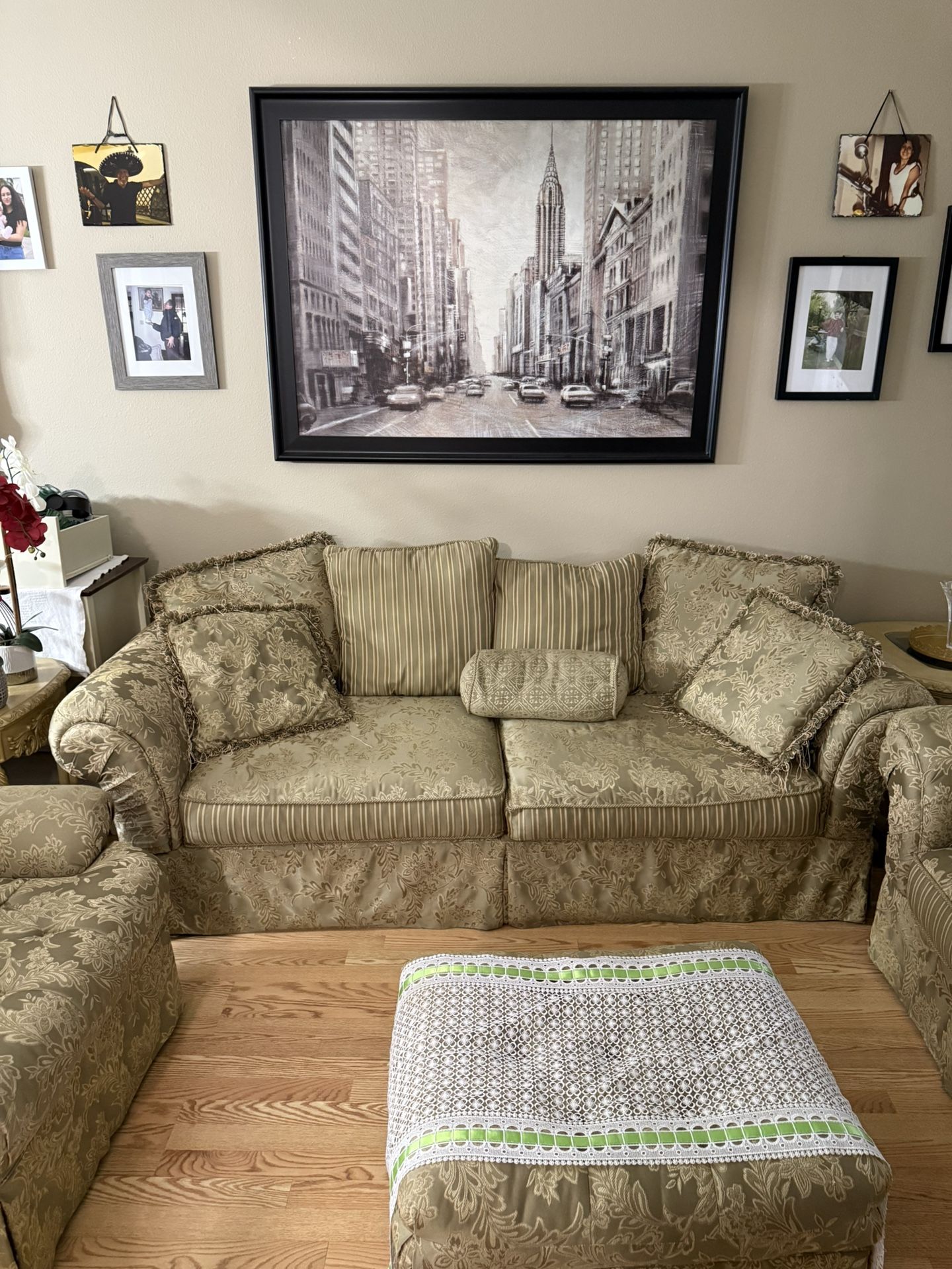 3-Seater Couch with Matching Pillows