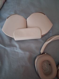 White/silver AirPod max 2