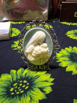 Mother's Kiss Cameo Desk Stand