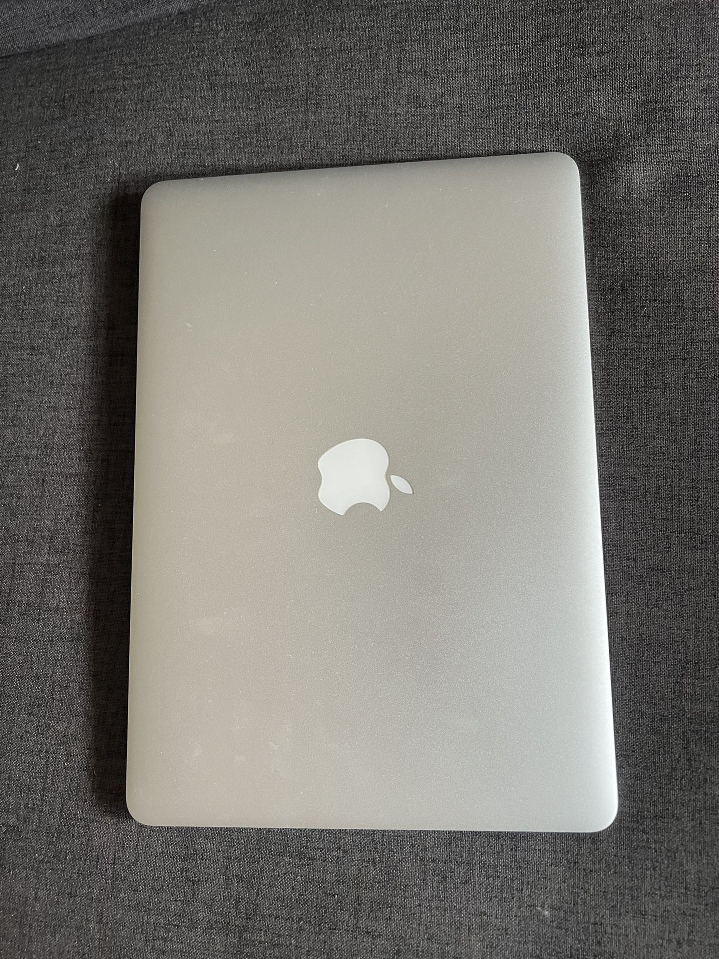 MacBook Air (13-inch, 2017) 2.2 GHz Dual-Core Intel i7
