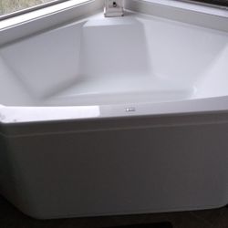 Triangle Tub ..Like New!