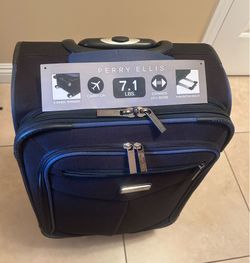 Perry Ellis Portfolio multi pocket soft side carryon spinner luggage