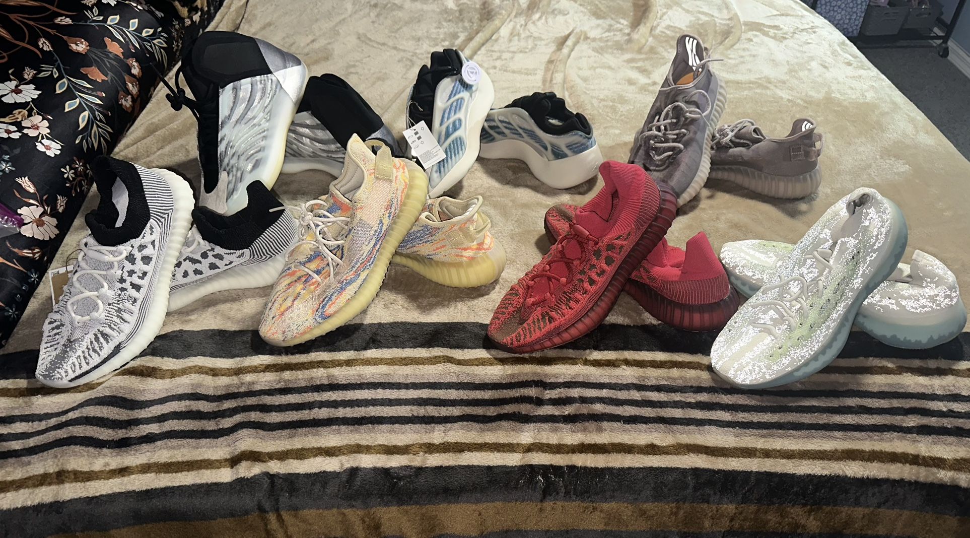 7 Pairs Of Brand New Yeezys For $550 Firm