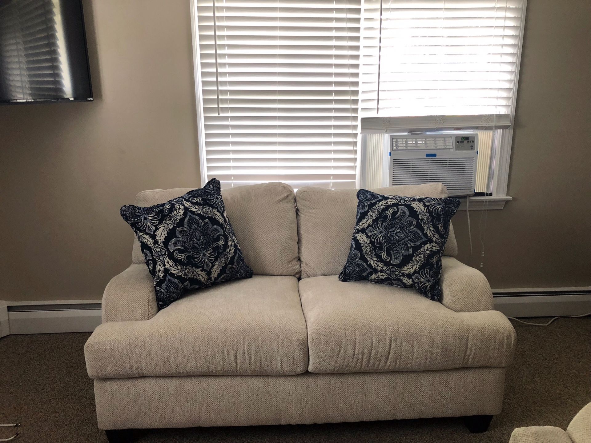 BOBS DISCOUNT FURNITURE “Hampton” set!!! $1,100!! BRAND NEW!!!