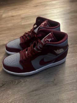 Air Jordan 1’s burgundy size 9