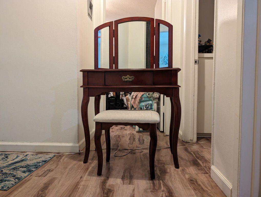 Vanity Desk With Mirror And Stool