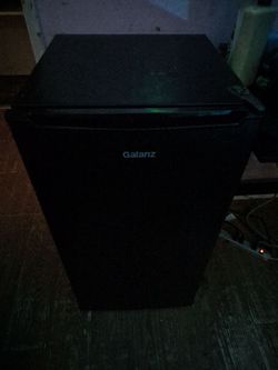 Mini fridge with freezer