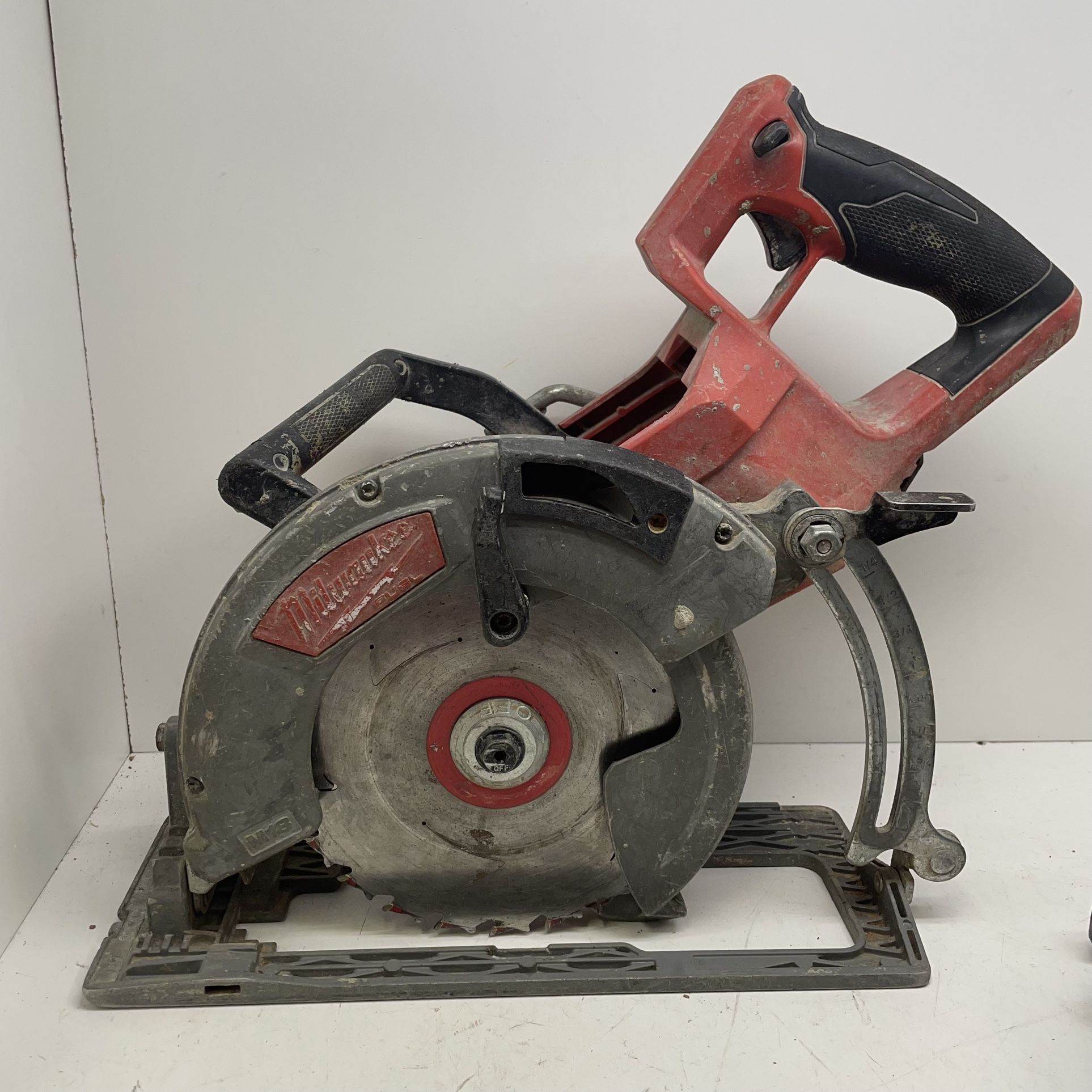 Milwaukee M18 Fuel Brushless Circular Saw 198772/12