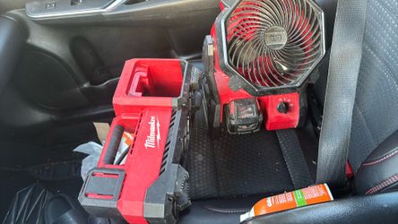 Milwaukee TIRE INLATOR & FAN WIT BATTERY