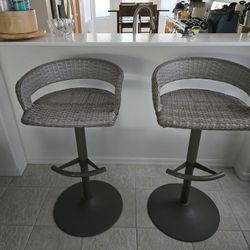 Wicker Swivel Bar Stools with Adjustable Height Hydraulic Cylinder