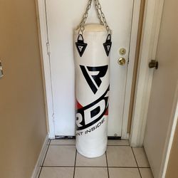 PUNCHING BAG BRAND NEW 100 POUNDS FILLED PERFECT WORKOUT BRAND NEW ABOUT 5 FEET TALL MMA 💪💪