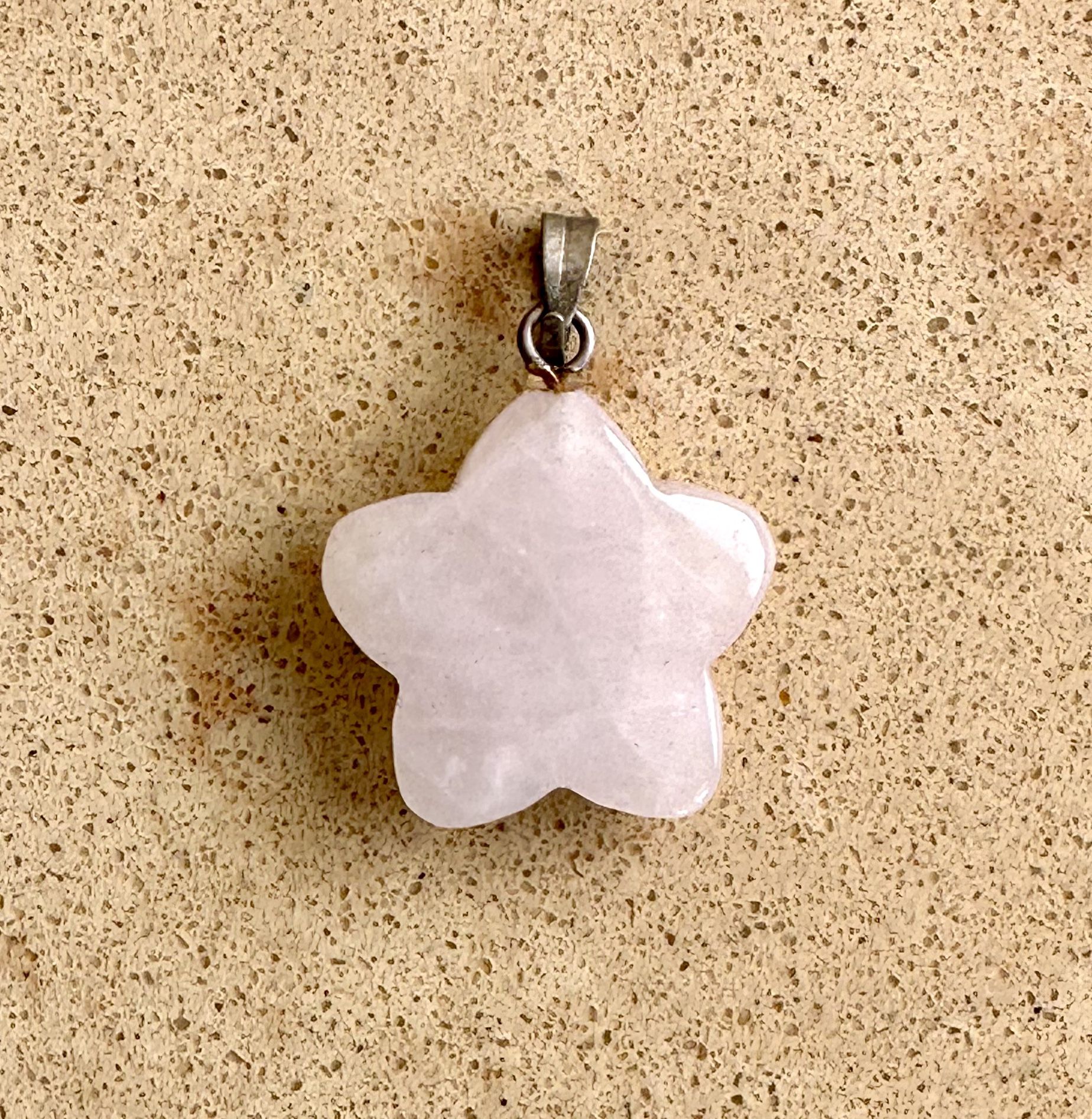 🤍 Pretty white gemstone, flower star shaped pendant