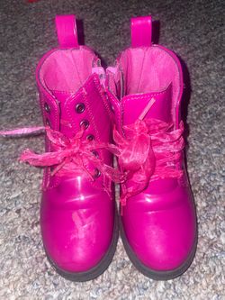 Pink toddler boots.