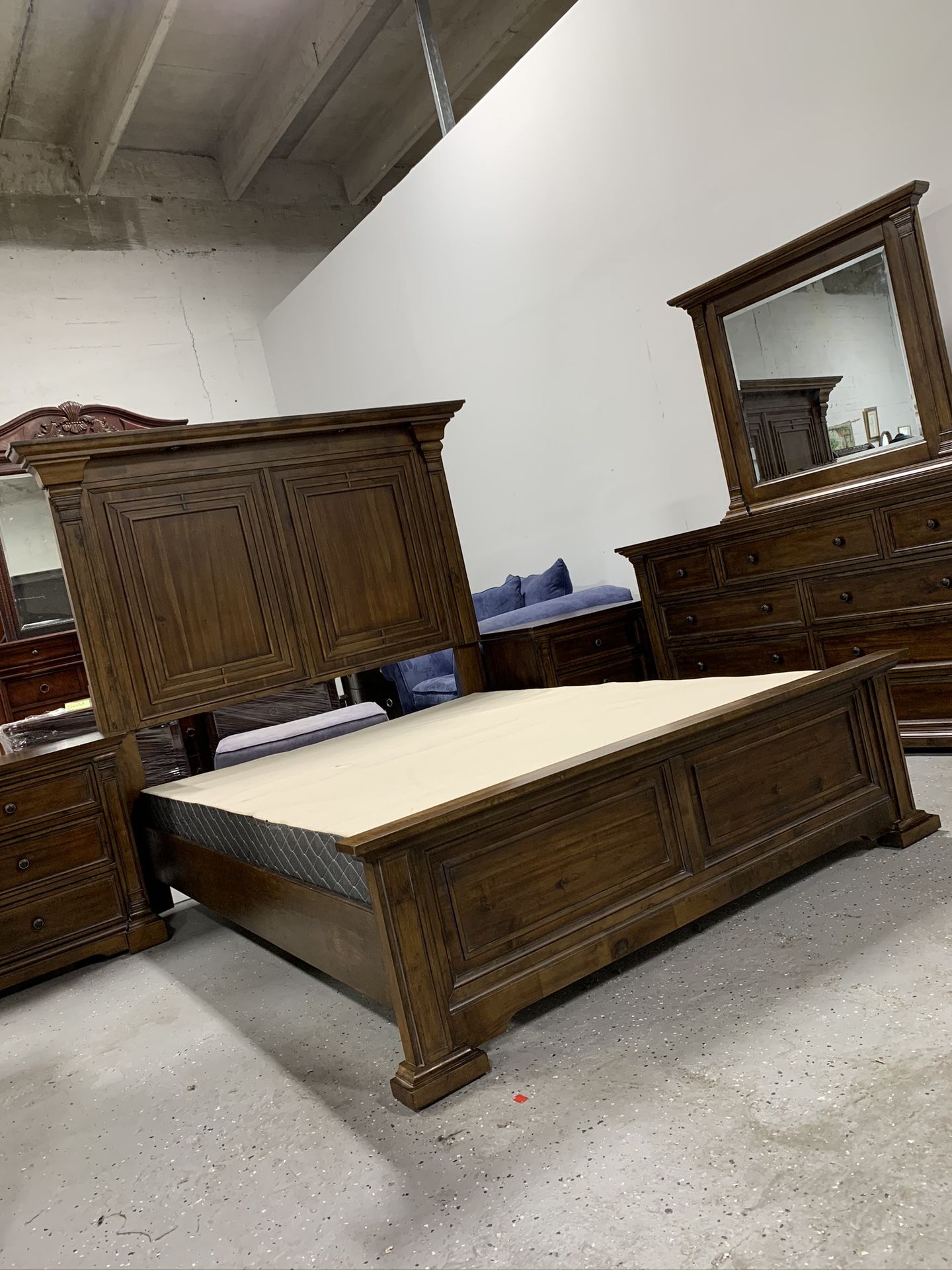 Beautiful solid wood queen size bedroom set in excellent condition like new !