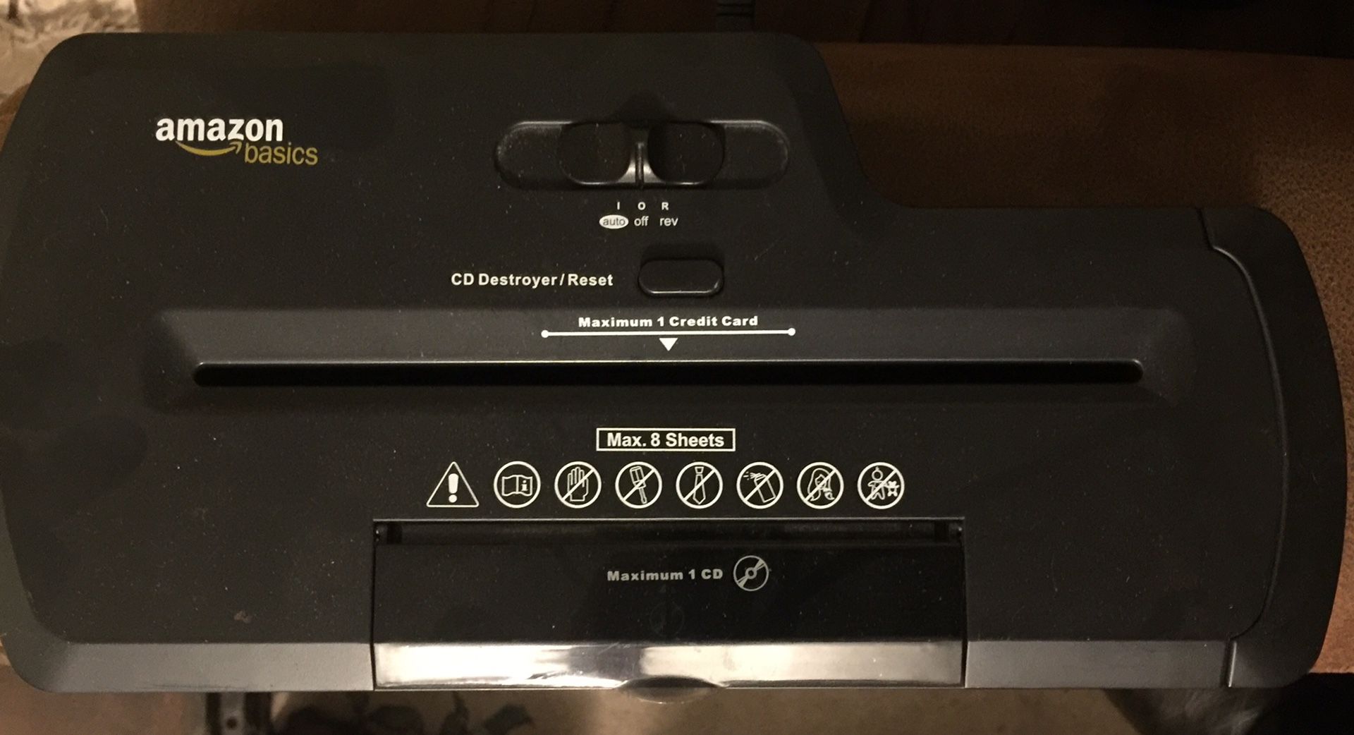 SHREDDER: 8 page & credit card/cd shred slot