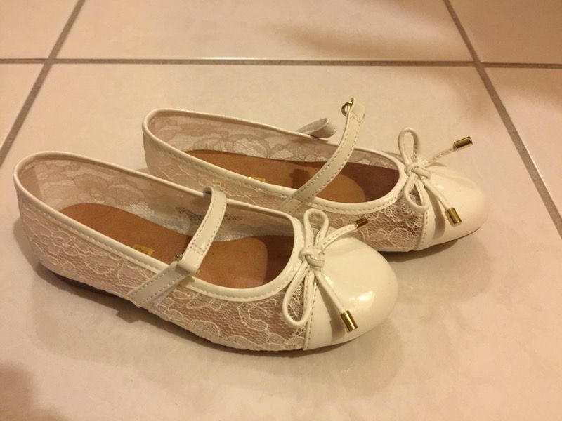 Girls white lace dress shoes, new size 10