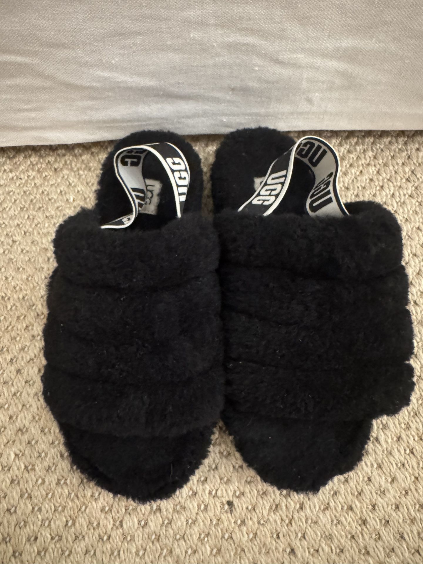 UGG Fluff Yeah Slide Black (Women's) size 8. Excellent condition.retail $120