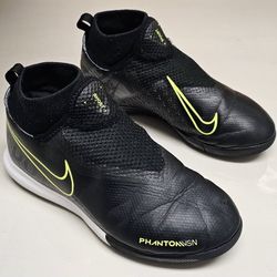 Indoor Shoes Nike Phantom Vsn Academy DF IC M AO3267-007 Black Sz 2 Futsal

Size 2. Used for indoor futsal only. From non smoking pet free home. Will 