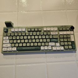 RT100 Tri-mode Keyboard With Smart Screen 