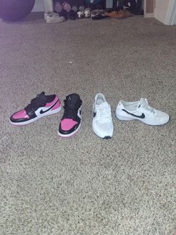 2 pairs of barely worn nikes