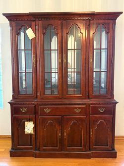 Broyhill (1996) Traditional Lighted China Hutch & Buffet Base - New