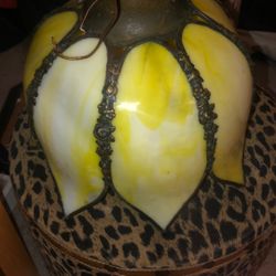 SLAG GLASS ///Eagle Mfg Com. Vintage Yellow Stain Glass Lamp !