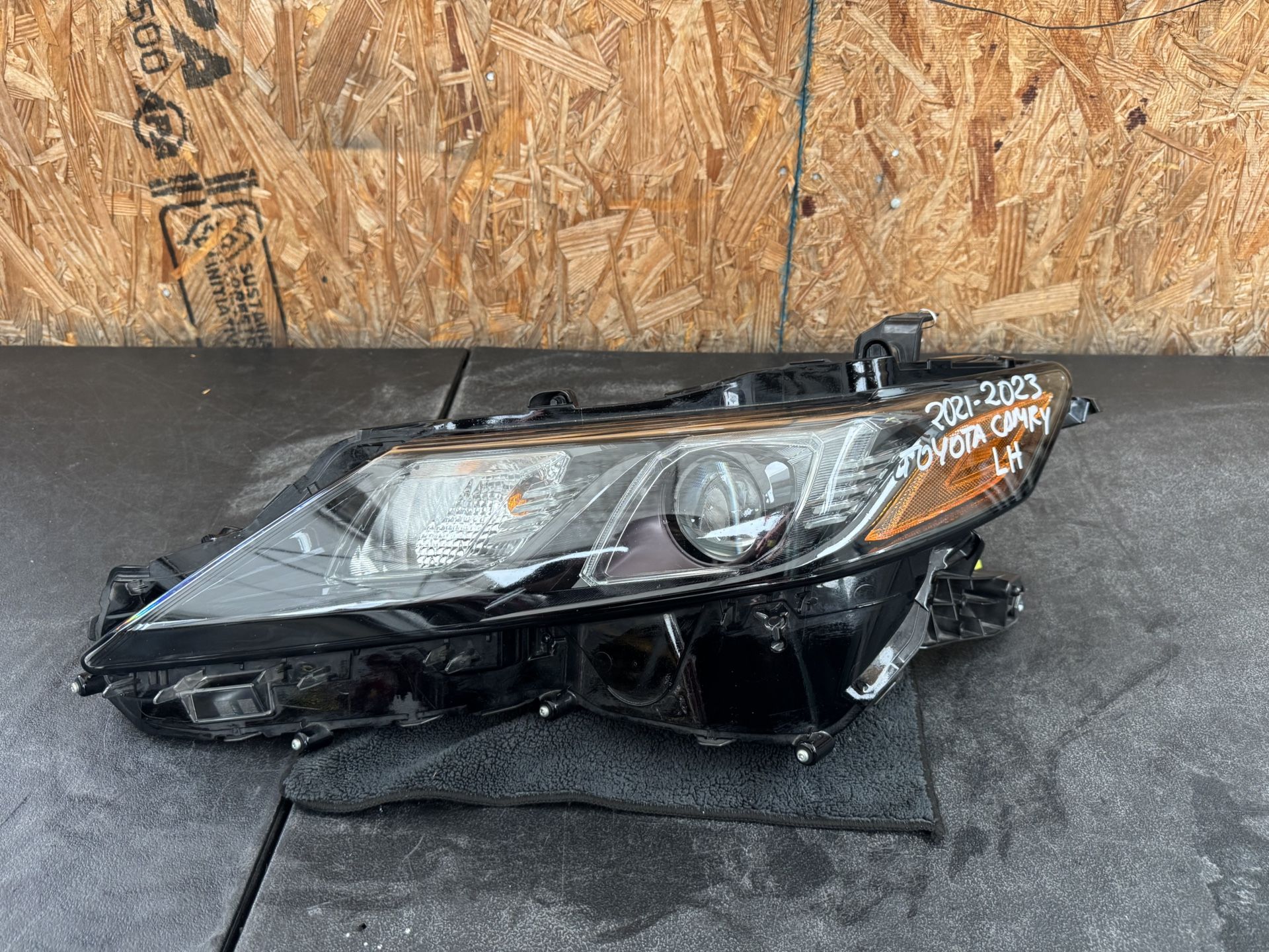 2021 2022 2023 TOYOTA CAMRY LEFT SIDE HEADLIGHT OEM USED