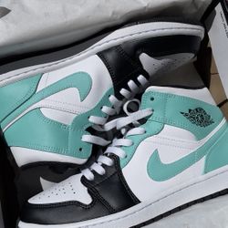 Air Jordan 1 Mid (Size 8 Men’s)