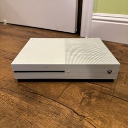 Xbox One S - Includes Controller